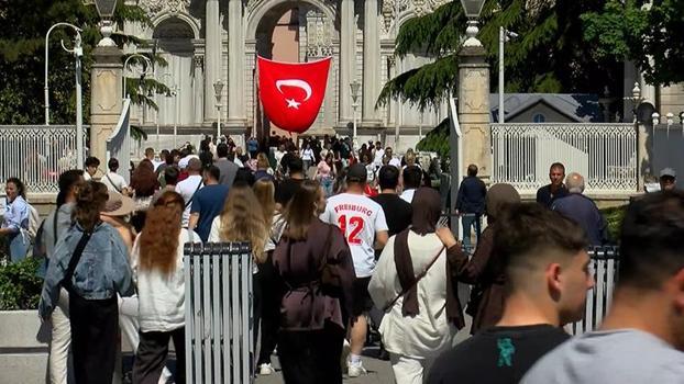 19 Mayıs'ta Dolmabahçe Sarayı'na gelen ziyaretçiler tarihi atmosferi yerinde gördü