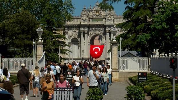19 Mayıs'ta Dolmabahçe Sarayı'na gelen ziyaretçiler tarihi atmosferi yerinde gördü