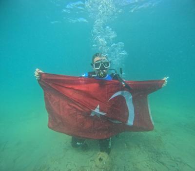 Başkan Akın, gençlerle birlikte deniz altında Türk bayrağı açtı