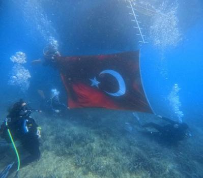 Ayvalık'ta 19 Mayıs'ta Türk bayrağı ile saygı dalışı