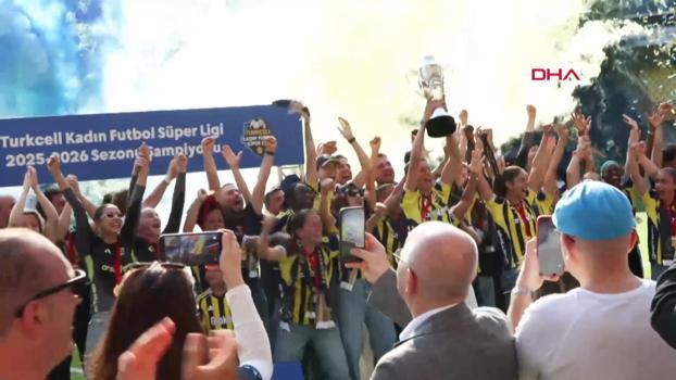 Fenerbahçe ArsaVev şampiyonluk kupasını aldı