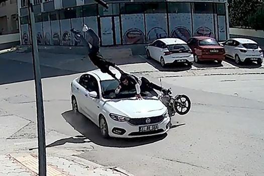 Kavşakta otomobile çarpan motosiklettekiler takla atıp, asfalt zemine düştü