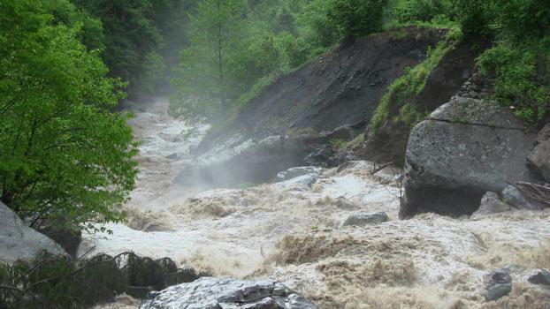 Artvin'de etkili sağanak; dere taştı, köprü hasar gördü