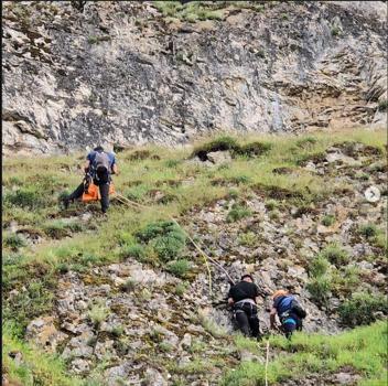 Kayalıklarda mahsur kalan gençleri AFAD kurtardı
