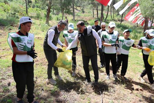 Hatay Valisi Masatlı, gençlerle birlikte ormanda çevre temizliği yaptı