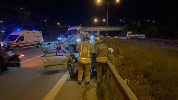 Otomobil, TIR'a çarptı: 1 ölü, 1 yaralı