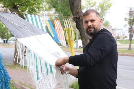 Kayınpederinin vasiyetini yerine getiren damat, yaptığı uçurtmalarla çocukları sevindiriyor / Ek fotoğraflar