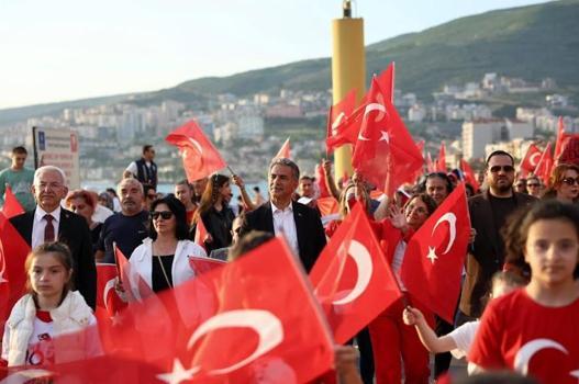 Gemlik’te 19 Mayıs, kortej yürüyüşü ve ‘Genç Rock Festivali’ ile kutlandı
