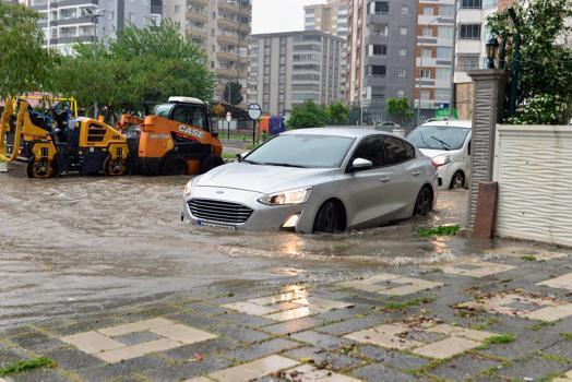 Adana’da sağanak nedeniyle yollar göle döndü
