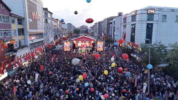 Sultanbeyli'de kanseri yenen Zeyd için gökyüzüne balon bırakıldı