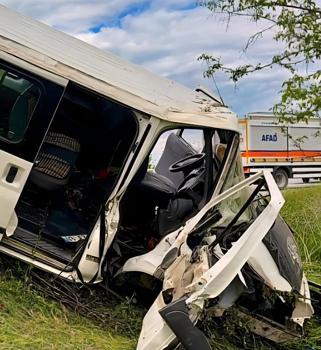 Minibüs ağaca çarptı: 2 yaralı