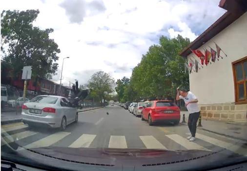 Yaya geçidinde 2 kişiye otomobilin çarptığı kaza kamerada