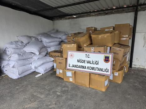 Jandarmanın durdurduğu araçta çok sayıda kaçak ürün ele geçirildi: 2 gözaltı