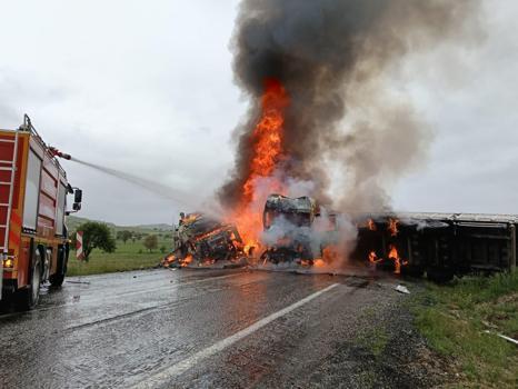 TIR'lar kafa kafaya çarpışıp alev aldı; şoförleri ağır yaralandı