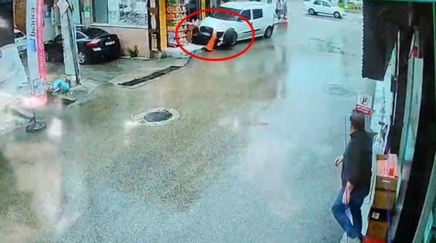 Hafif ticari aracın anne ve çocuğunu altına alıp, sürüklediği kaza kamerada