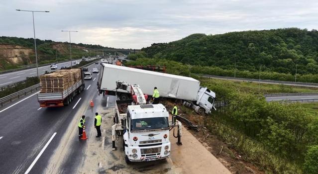 Beykoz'da 3 aracın karıştığı zincirleme kazada bariyerleri aşan TIR, yolun dışına çıktı
