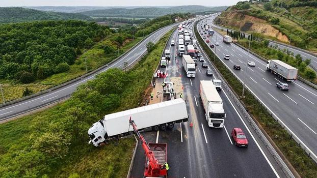 Beykoz'da 3 aracın karıştığı zincirleme kazada bariyerleri aşan TIR, yolun dışına çıktı