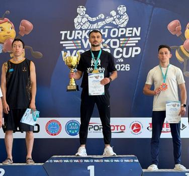 15 yıl önce okul seçmelerinde başladığı kick boksta dünya şampiyonu oldu