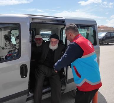 Erzincan’da öğrencilerden yaşlılara bayram bakımı
