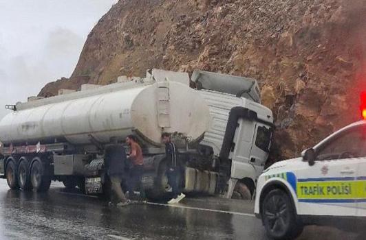 Dağ yamacına çarpan tankerin sürücüsü yaralandı