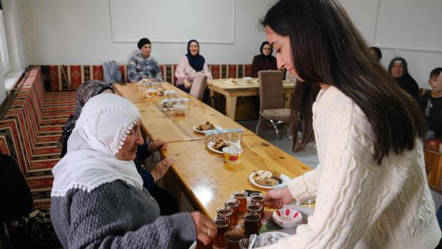 Yüksekokul öğrencilerinden yaşlılara ziyaret