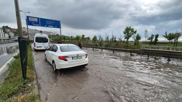 Zonguldak-İstanbul kara yolu su ile doldu, araç kuyrukları oluştu