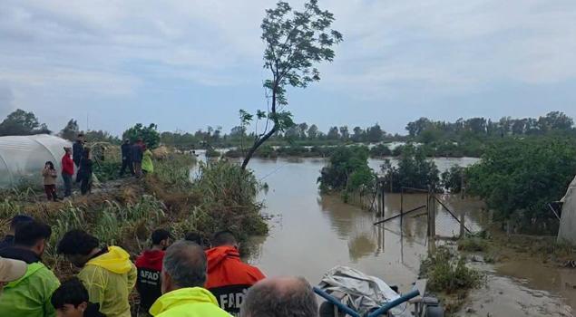 Hatay'da Asi Nehri taştı, sağanakta köprü ve yollar ile bir ev çöktü; 2 ölü, 3 yaralı (4)