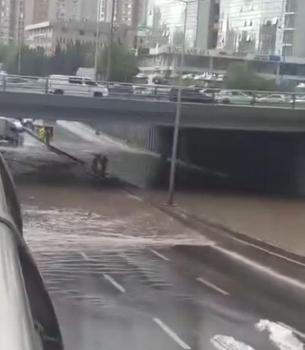 Ankara'da sağanak; alt geçit ve caddeler suyla doldu