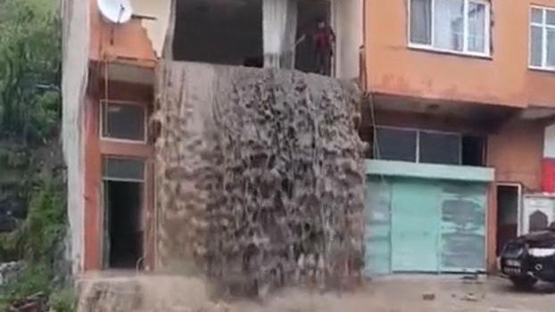 Sel suları evin içinden geçip balkondan caddeye aktı