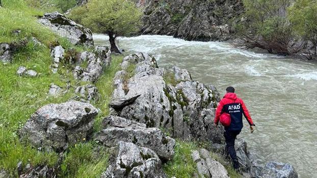 Muş’ta çaya düşen kadını arama çalışmaları sürüyor