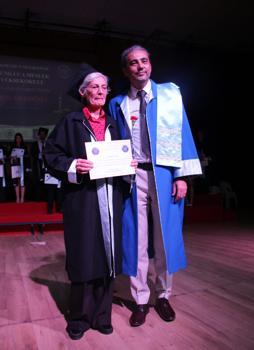 70 yaşında üniversiteden mezun oldu belgesini profesör oğlu verdi