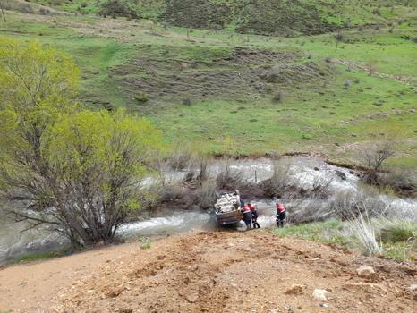 Sivas'ta otomobil dereye düştü: 4 yaralı
