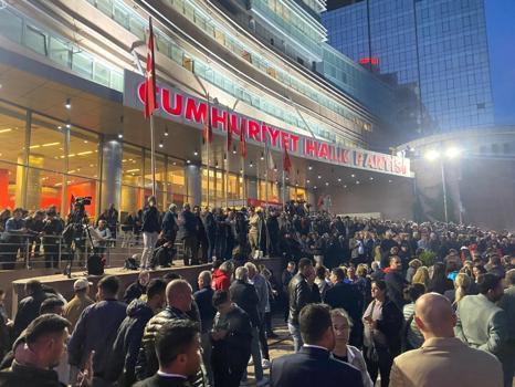 CHP’liler 'mutlak butlan' kararı sonrası genel merkezde toplandı