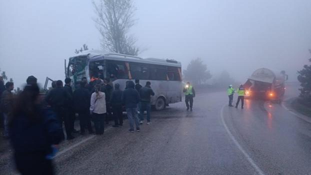 Yolcu minibüsü ile tanker çarpıştı: 3 yaralı