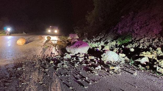 Tokat’ta yağış nedeniyle yamaçtan kopan kaya parçaları yola savruldu