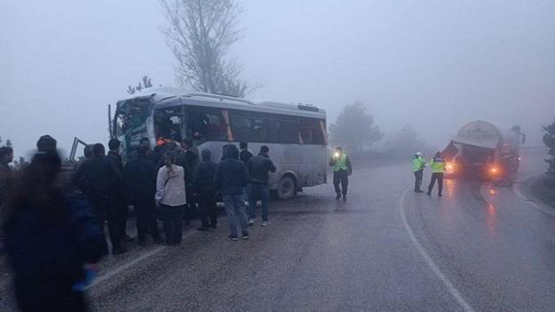 Yolcu minibüsü ile tanker çarpıştı: 3 yaralı