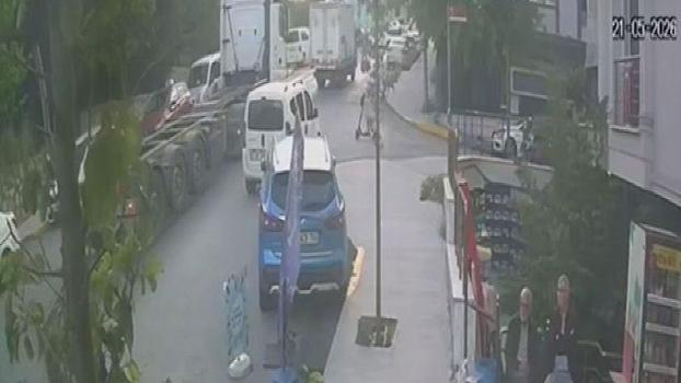 Beylikdüzü'nde skuter ile sokaktan caddeye çıkan çocuğa TIR çarptı; kaza kamerada