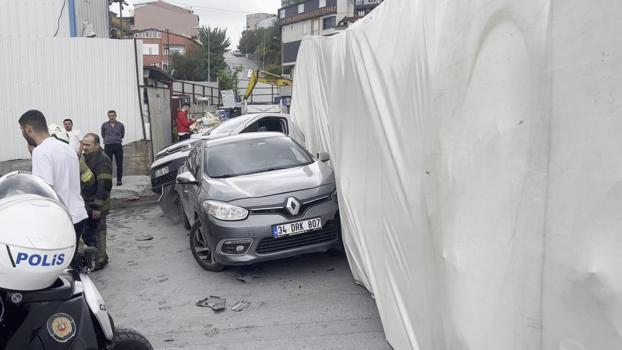 Başakşehir'de TIR iki aracın üzerine devrildi; otomobil sürücüsü yaralandı -1
