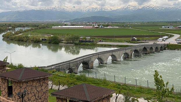 Muş'ta Alparslan-2 Barajı ve HES’te ilk kez dolusavak kapakları açıldı