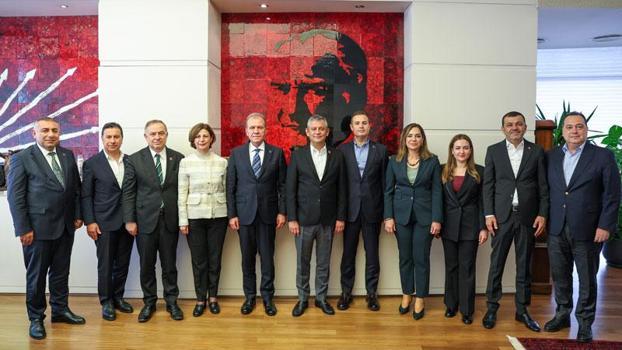 Özgür Özel, büyükşehir belediye başkanları ile bir araya geldi