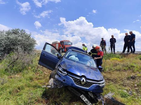 Mardin’de şarampole yuvarlanan otomobildeki 2 kişi yaralandı