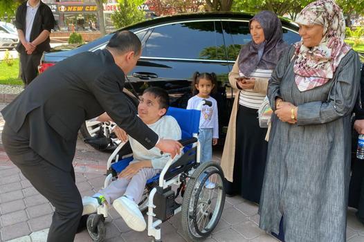 Bayramlaşma programında validen akülü araba istedi