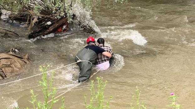 Akıntıya kapılıp 1 kilometre sürüklendi, çalılara tutunarak hayatta kaldı
