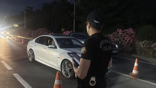 Bodrum'da bayram hareketliliği; polis ekiplerinden ilçe girişinde denetim
