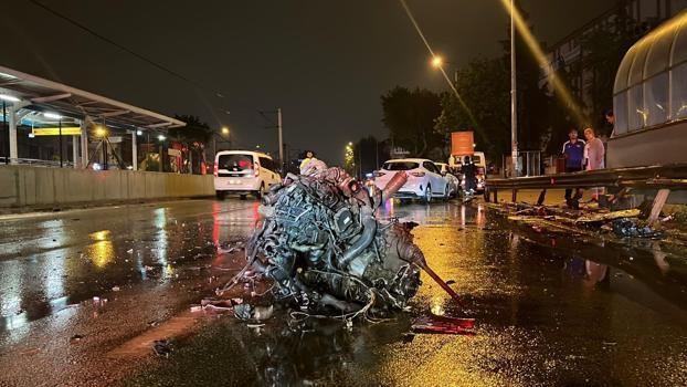 Refüje ve bariyerlere çarpan otomobilin motoru koptu: 1'i ağır 2 yaralı