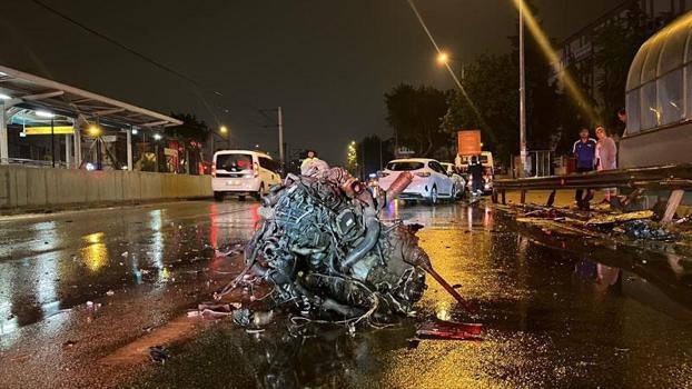 Refüje ve bariyerlere çarpan otomobilin motoru koptu: 1'i ağır 2 yaralı