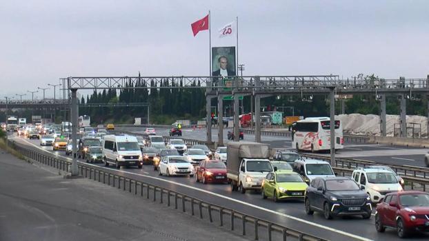 İstanbul'da bayram tatili hareketliliği; bazı yollarda trafik yoğunluğu oluştu
