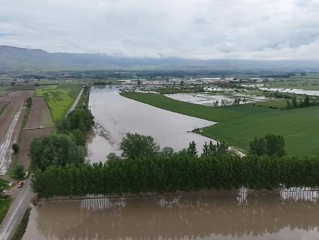 Tokat'ta tarım arazilerinin sular altında kaldığı anlar dronla görüntülendi