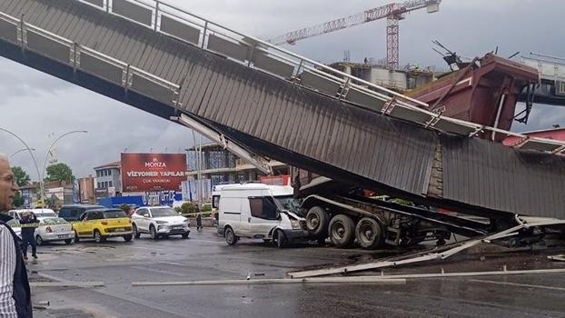 Damperi açık kalan kamyon üst geçide çarptı: 3 yaralı
