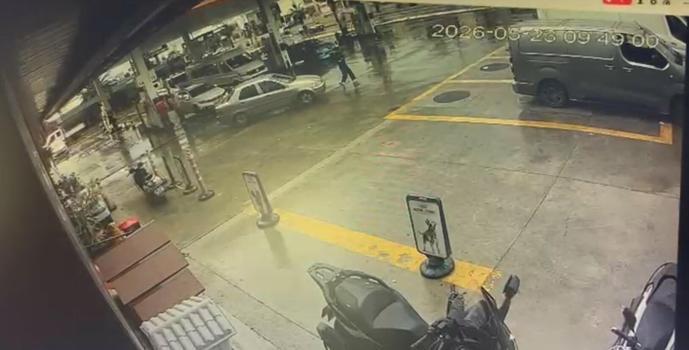 Otomobilin çarptığı yaya yaralandı, kaza kamerada